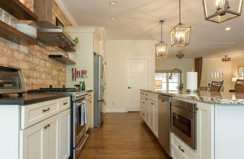 Fairview Cottage | Hillside Haven | 3Bedroom Retreat Sleeps 8