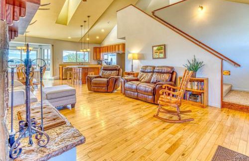 Colorado City House | Hillside Haven Hot Tub & Stunning Mountain View
