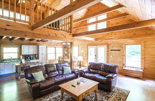 Whiteside Cabin | Hillside Haven | Luxe Hot Tub | Cornhole | Jenga