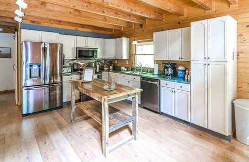 Whiteside Cabin | Hillside Haven | Luxe Hot Tub | Cornhole | Jenga