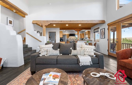 Placitas House | Hillside Haven Retreat *Hot Tub- A Placitas Irvie Home