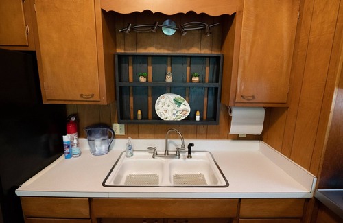 Hardy Cabin | Hillside Haven secluded vintage cabin with hot tub