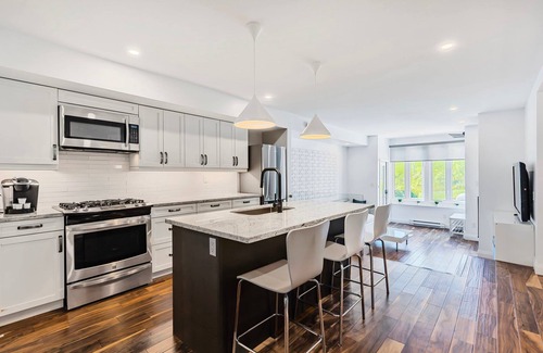 The Blue Mountains Condo | Hillside Hideaway - Walk to the Village/King Bed