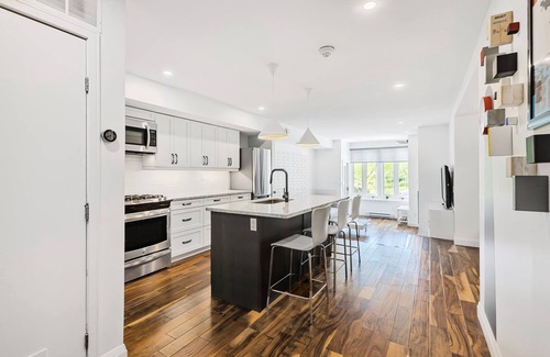 The Blue Mountains Condo | Hillside Hideaway - Walk to the Village/King Bed