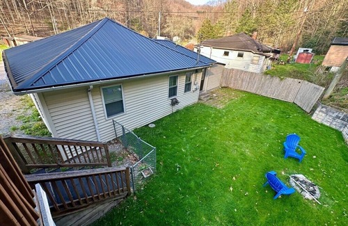 Covel House | Hillside Hideaway 2; Hatfield McCoy and Outlaw trails; Firepit; Sleeps 5