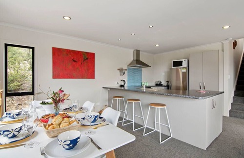 Kaiteriteri Cottage | Hillside Hideaway - Kaiteriteri Holiday Home