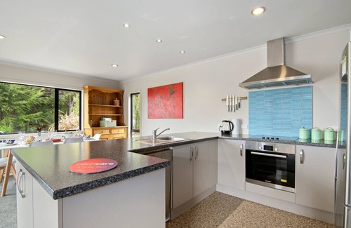 Kaiteriteri Cottage | Hillside Hideaway - Kaiteriteri Holiday Home