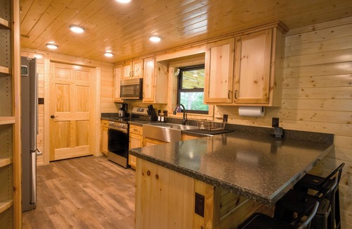 Grapeland Cabin | Hillside Hideaway - Lakefront Cabin