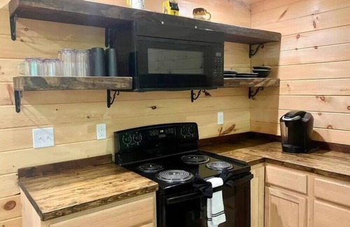 Campton House | Hillside Hideaway! NEW hot tub! Family sized loft cabin, RRG, Pets welcome.