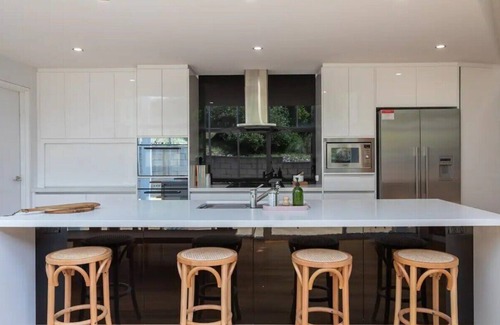 Howrah House | "Hillside Hideaway" Sleeps 10, Stunning Views.