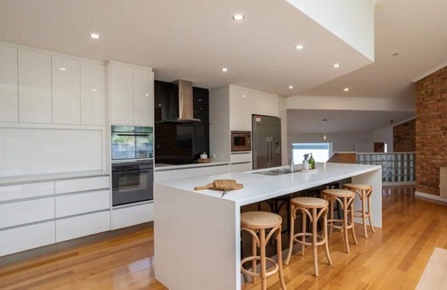Howrah House | "Hillside Hideaway" Sleeps 10, Stunning Views.