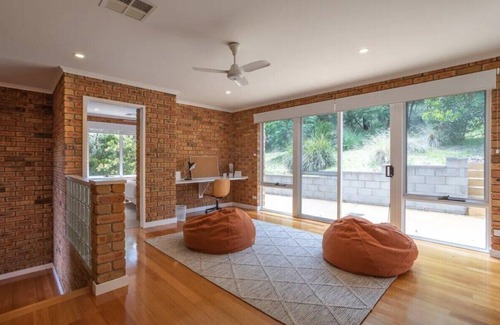 Howrah House | "Hillside Hideaway" Sleeps 10, Stunning Views.