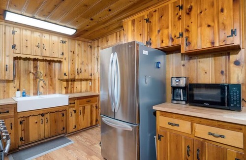 Greer Cabin | Hillside Hideaway Sum