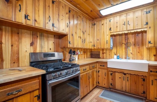 Greer Cabin | Hillside Hideaway Sum