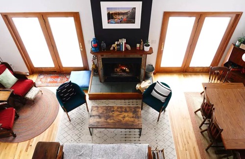 Fleischmanns Cabin | Hillside Hideaway: fireplace + 5 mins to Belleayre