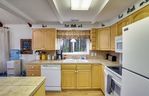 Garden Valley Cabin | Hillside Hideaway: Warm & Cozy Terrace Lakes Cabin