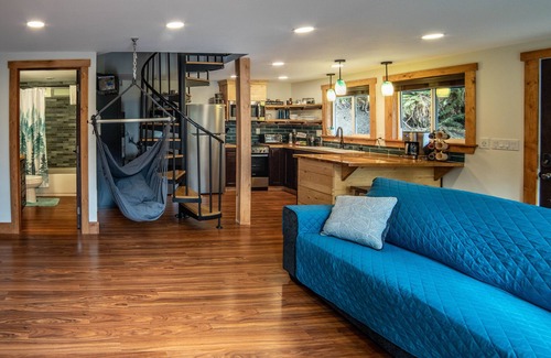 Lime Kiln Cabin | Hillside Hideaway + Firepit + Hot tub