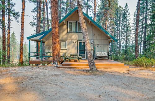 Garden Valley House | Hillside Hideaway Warm and Cozy Terrace Lakes Cabin