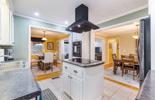 Eva Mor Heights House | Hillside Hot Tub Hideaway! King Bed/Fire Pit