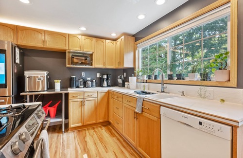 Jennings Lodge House | Hillside House: Epic 5 bedroom 2 bath oasis - Game room, pool table, spa & sauna