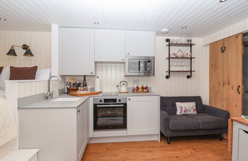 Radbourne Cottage | HILLSIDE HUT, pet friendly, with hot tub in Ashbourne