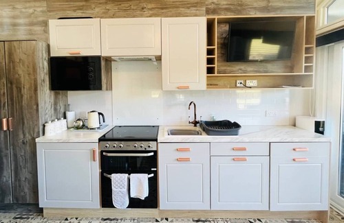 Rhayader Cottage | Hillside Lodge - Cabin sleeping 6 guests in 1 bedroom