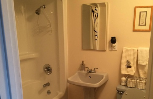 Arcadia Apartment | Hillside Manor A Quiet,Private place For couples to get away & relax