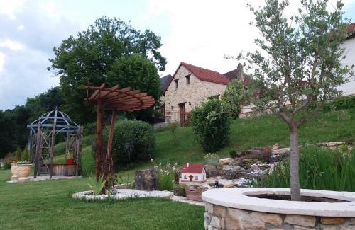 Le Lardin-Saint-Lazare House | Hillside Park Dordogne