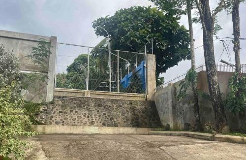 Daraga House | Hillside Pandan Guest Suite with WiFi & Netflix