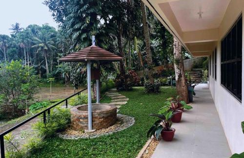 Daraga House | Hillside Pandan Guest Suite with WiFi & Netflix