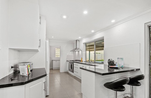 Kelmscott House | Hillside Retreat Perth East-Airport 25 minutes