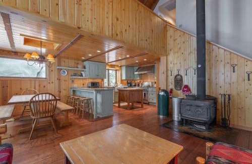Kingswood Estates House | Hillside Retreat