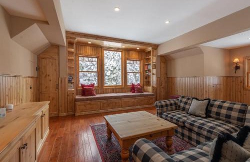 Kingswood Estates House | Hillside Retreat