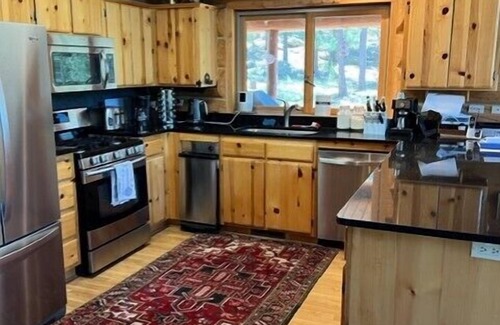 Greer Cabin | Hillside Rustic Retreat