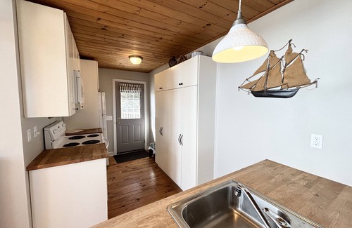 Normandale Cottage | - Hillside Shores Cottage – Scenic Decks, Cozy Vibes & Private Owned Beach