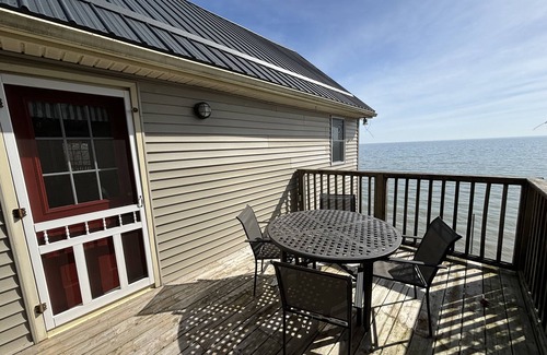 Normandale Cottage | - Hillside Shores Cottage – Scenic Decks, Cozy Vibes & Private Owned Beach