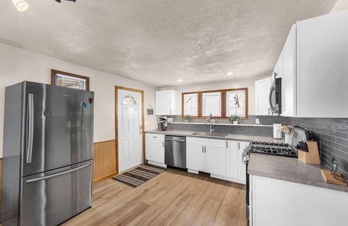 Solon Township Cottage | Hillside Sparta Cabin Hot tub Wi-Fi