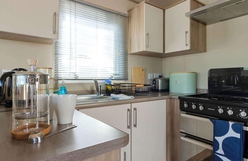 Newton Saint Cyres Ski Chalet | Hillside Splash Retreat - Pool & Fishing Nearby