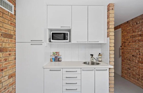 Howrah House | 'Hillside Studio' self-contained with City Views.