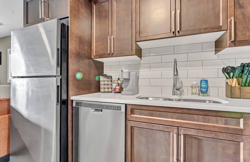 Medicine Hat House | Hillside Suite: Your Cozy, Modern Getaway in Medicine Hat