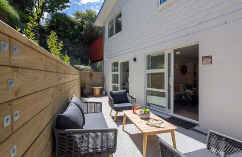 Queenstown City Centre Apartment | Hillside Villa 2 – Modern 2BR Walk to Town & A/C