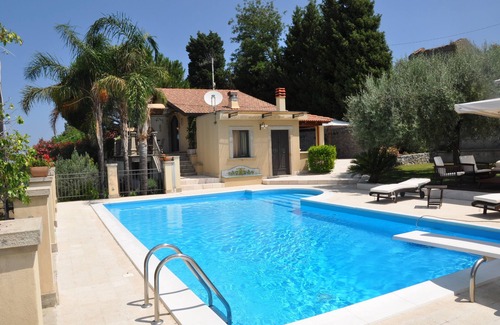 Pace del Mela Villa | Hillside villa with pool