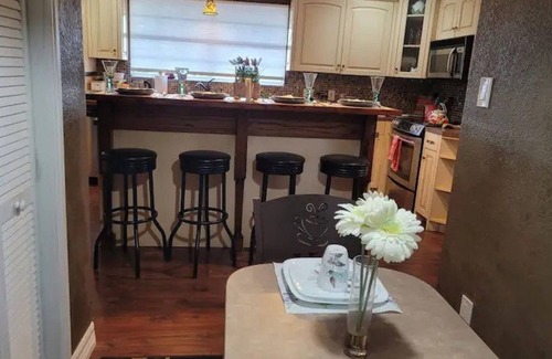 Oatmeal House | Hilltop/2Kingbeds/Wi-Fi/Sleeps7/Jacuzzi/TerraceDine/Entire2br2baHome/4acres/Pets