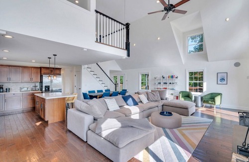 Mount Marion House | Hilltop A-frame chalet, skyline views, heated pool and hot tub, expansive.
