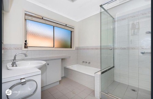 Belmont House | HILLTOP - Beautiful Family Retreat with a View