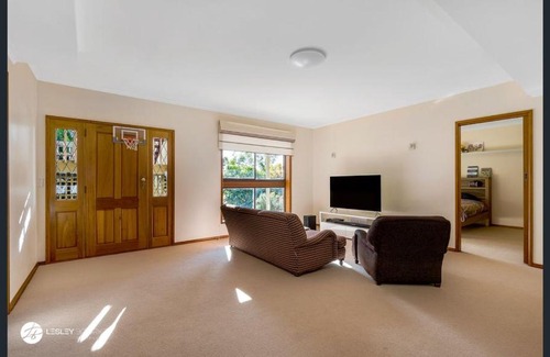 Belmont House | HILLTOP - Beautiful Family Retreat with a View