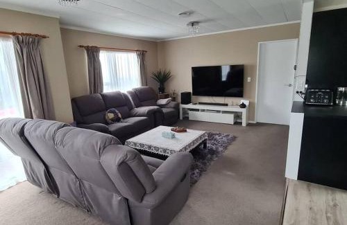 Porirua House | Hilltop Blue Sky House