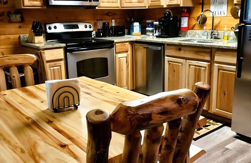 Gatlinburg - Pigeon Forge Cabin | Hilltop Cabin in Pigeon Forge; Near Attractions; Five Star Reviews