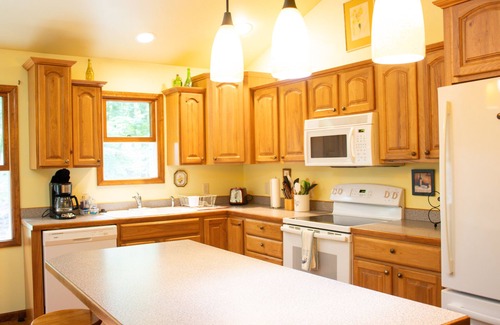 Pentwater Cottage | Hilltop Cottage in Pentwater Village