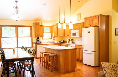 Pentwater Cottage | Hilltop Cottage in Pentwater Village